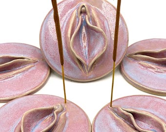Rosa Vulva Räucherstäbchenhalter – Handgemachte Keramik, feministisches Geschenk für deine Beste Freundin, besonderes Valentinstagsgeschenk