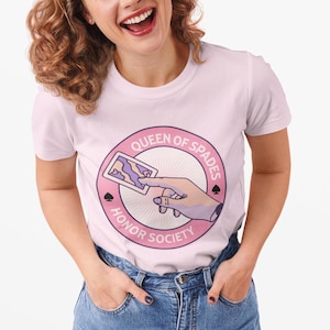 Camiseta con la carta de la Sociedad de la Reina de Picas, camiseta gráfica QOS, camiseta de estilo de vida de esposa caliente, ropa para cornudos