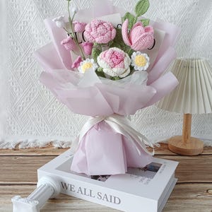 Handgemachter Häkelblumenstrauß: Rosen, Gänseblümchen - Zeigen Sie Ihre Liebe, Für immer Liebe, Schreibtischdekoration, Housewarming, nie verwelken