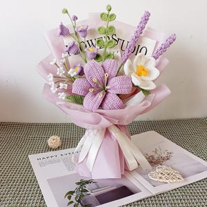 Gehäkelter Frühlingsstrauß: Lilie, Tulpe, Rose, Lavendel - Zeigen Sie Ihre Liebe, Wohnkultur, Housewarming, Geschenk für Mama, Individuelles Geschenk