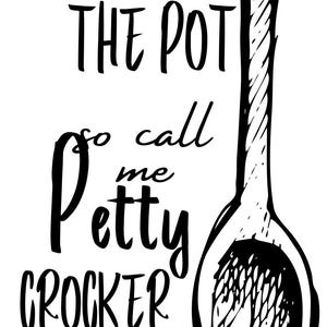 Peut inclure: Illustration en noir et blanc d'une cuillère en bois avec un cœur découpé dans le manche. Le texte dit : "J'ai ma cuillère prête à remuer la marmite, alors appelez-moi Petty Crocker."