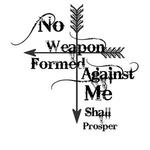 Puede incluir: Diseño gráfico en blanco y negro con el texto "No Weapon Formed Against Me Shall Prosper" dispuesto en forma de cruz con flechas. El diseño está sobre un fondo blanco.