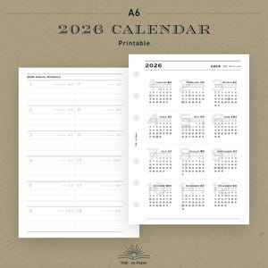 Puede incluir: Calendario imprimible A6 de 2026, con una vista general anual y diseños mensuales en blanco y negro. El calendario muestra el año y los nombres de los meses en la parte superior de cada página. Incluye un calendario anual de 2026.