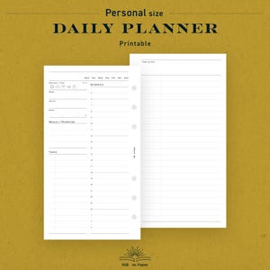 Op de afbeelding: Een afdrukbare dagplanner met de tekst "Personal size DAILY PLANNER Printable". De plannerpagina's zijn wit met zwarte tekst en bevatten secties voor schema, taken en notities. De achtergrond is effen mosterdgeel.