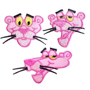 Könnte beinhalten: Drei rosa gestickte Bügelbilder des Zeichentrickcharakters Pink Panther. Jedes Bügelbild zeigt einen anderen Ausdruck der Pink Panther.