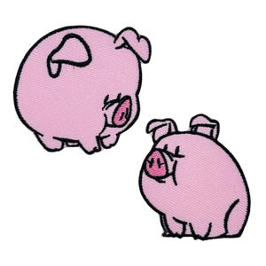 Pode incluir: Dois patches de porco rosa com contornos pretos. Os porcos bordados são em estilo cartoon, com orelhas, focinhos e pernas pequenas. Estes patches são adequados para roupas ou projetos de artesanato.
