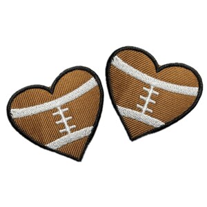 Peut inclure: Deux patchs en forme de cœur marron avec des coutures blanches, ressemblant à un ballon de football.