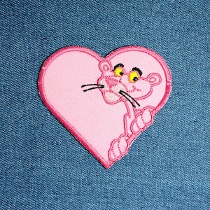 Op de afbeelding: Een witte keramische mok met een zwart handvat en de tekst "But First, Coffee" in een handschriftstijl. De mok staat op een wit oppervlak. De mok is ongeveer 10 cm hoog.