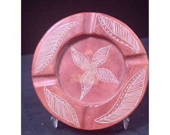 Cenicero/quemador de incienso o joyero antiguo de piedra de jabón roja grabada