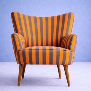 Könnte beinhalten: Ein orange-grau gestreifter Sessel mit Holzbeinen. Der Stuhl hat eine hohe Rückenlehne und geschwungene Armlehnen. Die Polsterung weist vertikale Streifen in leuchtendem Orange und Grau auf. Der Stuhl ist im Mid-Century-Modern-Stil gehalten.