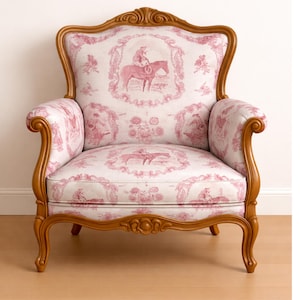Peut inclure: Fauteuil rembourré avec un cadre en bois clair. Le tissu de la chaise présente un motif de toile de Jouy rose avec des scènes équestres sur fond crème. La chaise a des accoudoirs et des pieds incurvés, et des détails ornés sur le dossier.