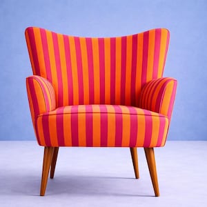 Könnte beinhalten: Ein Retro-Sessel mit einem lebendigen orange-rosa gestreiften Muster. Der Stuhl hat eine geschwungene Rückenlehne, Armlehnen und Holzbeine. Das auffällige Farbschema macht ihn zu einem Blickfang.
