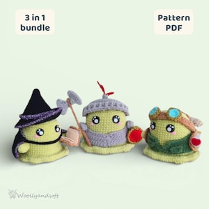 Puede incluir: Tres figuras de ganchillo en fila, cada una con un disfraz diferente. La primera es una bruja con un sombrero negro, la segunda un caballero con un casco gris y la tercera un piloto con gafas. Las figuras son amarillas con ojos negros.
