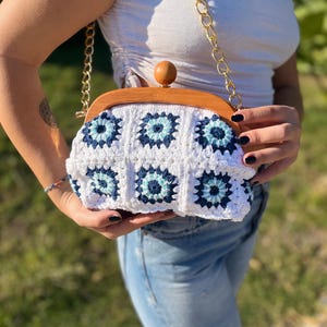 Handmade Crochet Floral Bag - Boho Shoulder Purse with Wooden Frame & Gold Chain, Gift for Her, Vintage-Inspired Bag for Everyday Use