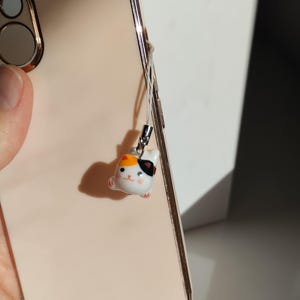 Leuke telefoonbedel, handgemaakt accessoire, kralenbedel, kat telefoonbedel, Y2K-telefoonbedel, elegante bedel, cadeau voor Valentijnsdag, lapjesbedel