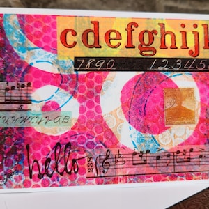Tarjeta de felicitación con collage de Hola, color rosa