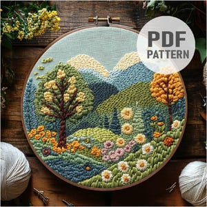 Pode incluir: Um bordado detalhado num bastidor com uma cena de paisagem com montanhas, árvores e flores. A obra de arte utiliza vários tons de verde, azul, amarelo e laranja. O texto "PDF PATTERN" é visível no canto superior direito.