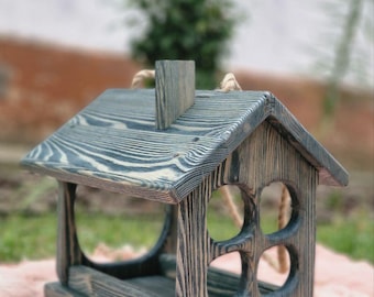 Handgemaakt houten vogelvoederhuis: decoratief tuinvogelhuis