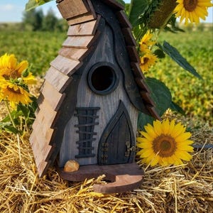 Casita colgante para pájaros de jardín / Casita rústica de madera para pájaros pequeños / Casita de madera de cuento de hadas / Casita decorativa para pájaros de jardín