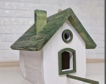 Houten hangend vogelhuisje "Huis" | Handgemaakt houten vogelhuisje | Natuurlijk houten hangend vogelhuisje | Decoratief houten vogelhuisje voor in de tuin