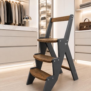 Escalera de tijera con estructura de grafito y peldaños de madera cálida / Silla con escalera de tijera de grafito y madera cálida / Taburete plegable de grafito con asiento de madera cálida