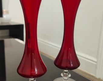 小さなビンテージ ルビーレッドの円錐形ガラス花瓶 2 個、透明ベース