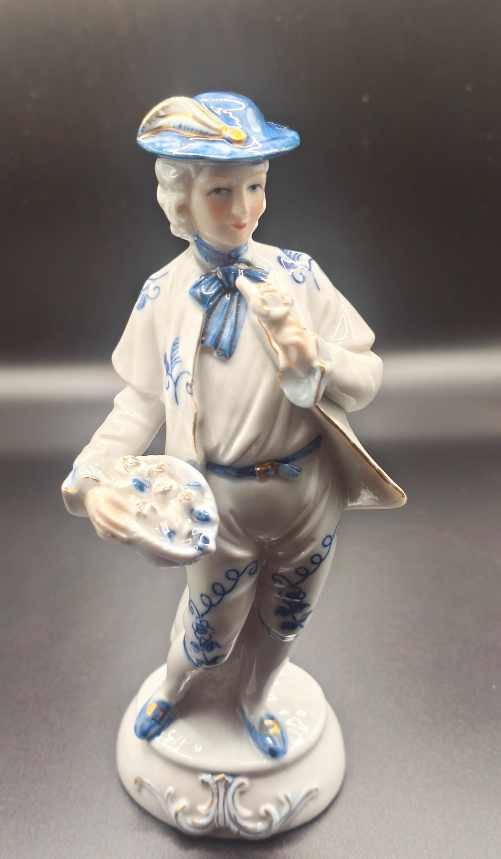 ヴィンテージ磁器製ビクトリア朝紳士フィギュア – 青と白のセラミック