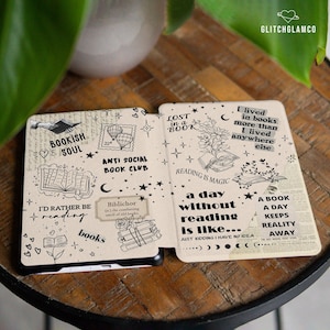 Puede incluir: Una cubierta de libro beige con un diseño caprichoso que presenta ilustraciones y texto relacionados con los libros. La cubierta está adornada con frases como "Bookish Soul" y "Anti Social Book Club", junto con dibujos de libros, estrellas y sellos.