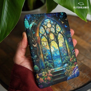 Puede incluir: Funda de teléfono con un diseño de vidriera y mariposas. La obra de arte presenta una escena colorida con una paleta de colores azul, amarillo y verde, con el texto "GLITCHGLAMCO" en la esquina superior derecha.