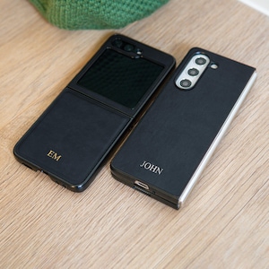 Étui personnalisé en cuir végétalien pour Samsung Z Fold 6 5 Galaxy Z Flip 6 5 initiales Monogram Z Flip5 6 nom personnalisé en relief or argent lettre