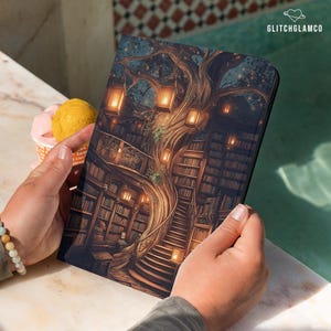 Könnte beinhalten: Eine Tablet-Hülle mit einer detaillierten Illustration eines Baumes mit leuchtenden Laternen, einer Treppe und Bücherregalen. Die Hülle hat ein dunkles Farbschema mit dem Text "GLITCHGLAMCO" in der oberen rechten Ecke.