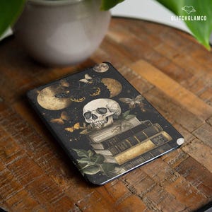 Funda con diseño de polilla y calavera para Kindle Paperwhite de 11.ª y 12.ª generación (6,8" y 7") Colorsoft 2024 KPW Scribe Kindle Oasis 3. Ideal para amantes de la lectura. También compatible con Kindle 2022.