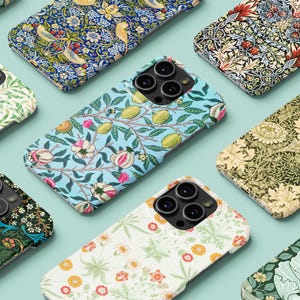 Puede incluir: Una colección de fundas para teléfonos con diversos patrones florales y botánicos. Los diseños incluyen pájaros, limones y flores en tonos azules, verdes, rojos y blancos. Las fundas están dispuestas sobre una superficie azul claro.