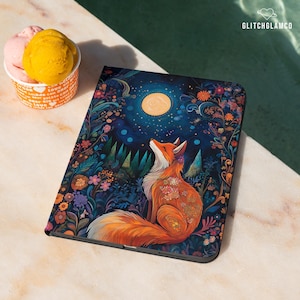 Op de afbeelding: Een tablet hoesje met een levendige illustratie van een vos die naar een volle maan in een sterrenhemel kijkt. Het ontwerp bevat kleurrijke bloemen en bladeren, met het GlitchGlamCo-logo rechtsboven.