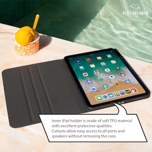 Pu&ograve; includere: Una custodia nera per iPad aperta, con un tablet che mostra icone di app, su una superficie chiara vicino a una piscina. Il testo recita: "Inner iPad holder is made of soft TPU material with excellent protective qualities."