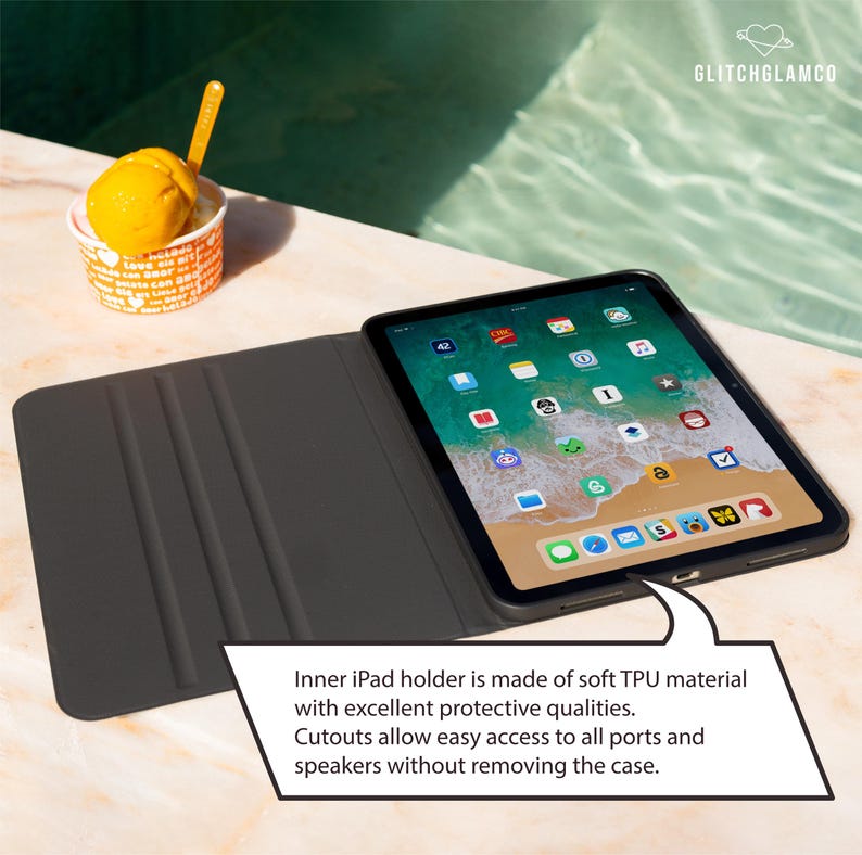 Pu&ograve; includere: Una custodia nera per iPad aperta, con un tablet che mostra icone di app, su una superficie chiara vicino a una piscina. Il testo recita: "Inner iPad holder is made of soft TPU material with excellent protective qualities."