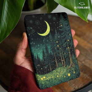 Pode incluir: Capa de telefone com um design de floresta sob uma lua crescente. O design inclui árvores verdes altas, luzes brilhantes e um céu estrelado. O texto "GLITCHGLAMCO" é visível no canto superior direito.