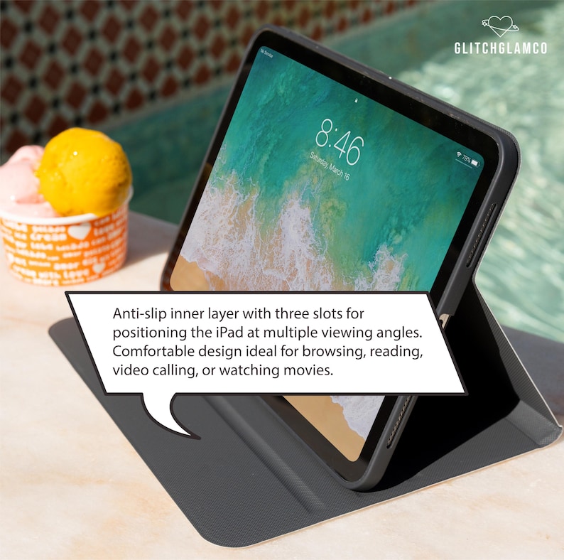 Pu&ograve; includere: Una custodia nera per iPad con uno schermo che mostra una scena di spiaggia. La custodia &egrave; aperta, sostenendo l'iPad. Lo schermo mostra l'ora: 8:46. La custodia ha uno strato interno antiscivolo e pi&ugrave; angolazioni.