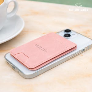 Cartera Magsafe para iPhone con iniciales personalizadas, bolsillo magnético de cuero vegano con tapa y soporte, ranuras para tarjetas, clip para billetes con nombre personalizado, idea de regalo