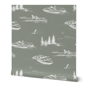 Könnte beinhalten: Eine Tapetenrolle mit einem sich wiederholenden Muster aus weißen Strichzeichnungen auf grauem Hintergrund. Das Design umfasst Schnellboote, Wasserskifahrer, Stege mit Stühlen, Bäume und Vögel, wodurch eine Seeufer-Szene entsteht.