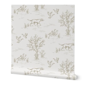 Può includere: Rotolo di carta da parati con un motivo ripetuto di cani, anatre e alberi in una palette di colori neutri. Il design ha un'estetica vintage, ispirata alla toile de Jouy, con illustrazioni in una tonalità tenue e terrosa su uno sfondo chiaro.