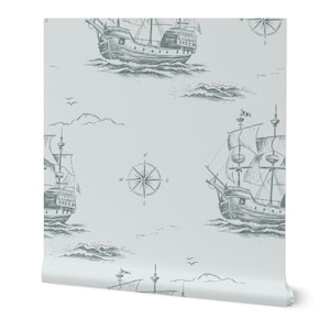 Papier peint de chambre de garçon de bateau de pirate en bleu doux, décoration de chambre côtière carte vintage, papier peint amovible amovible, bateaux en bois