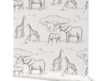Papel pintado con estampado de animales de safari: decoración neutra para la habitación del bebé con motivos de jirafas y selva.