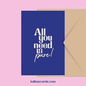 Könnte beinhalten: Eine blaue Karte mit weißem Text, der "All you need is pare!" lautet. Die Karte befindet sich in einem braunen Umschlag.