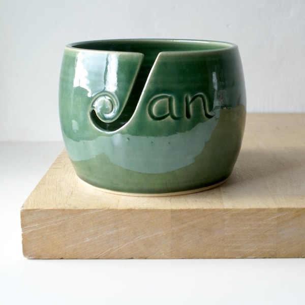 Ihr Name auf einer Hand gedrehten Garnschüssel - glasiert in Ihrer Farbwahl