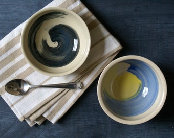 Set of two mismatched bowls with brushstroke decoration