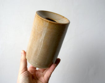 Vase en poterie minimaliste fabriqué à la main en gris brillant avec des accents de rutile réactif