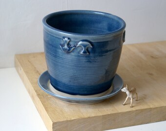 Large pottery planter with plate in speckled blue