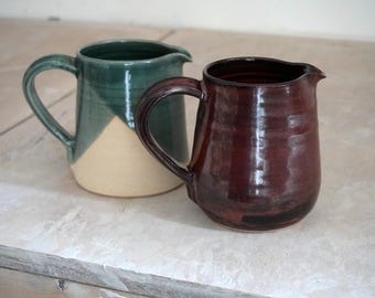 Handgedrehter Keramik-Ausgießkrug mit blauer und dunkelroter Glasur
