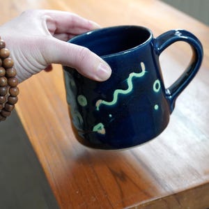 セール - 落書き模様の濃い青色の手作り陶器マグカップ1個